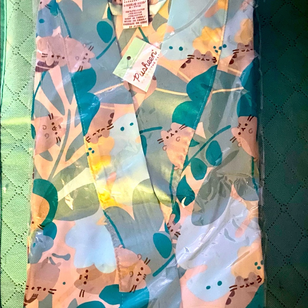 Size Large Pusheen Box Robe